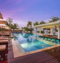 pool and swim-up bar at Bali resort