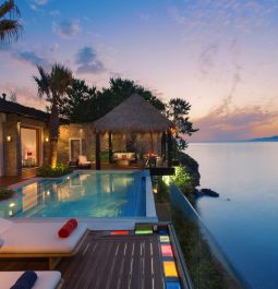 Villa with pool overlooking the sea