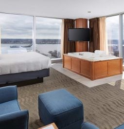 Suite with jacuzzi and Niagara Falls view