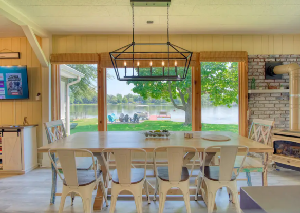 beatiful dining room with a lake view