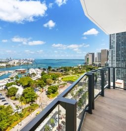 Balcony with Miami view