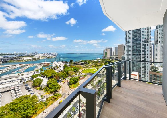 Balcony with Miami view
