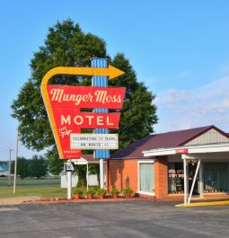 entrance to Munger Moss Motel